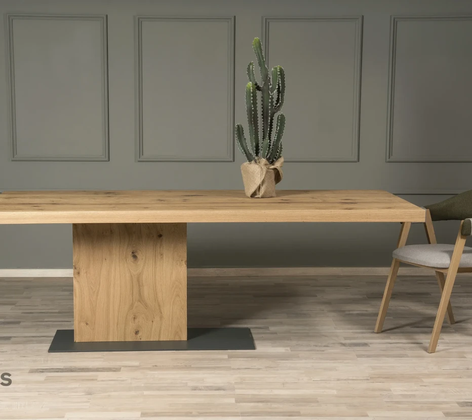 THE WOOD DINNER TABLE