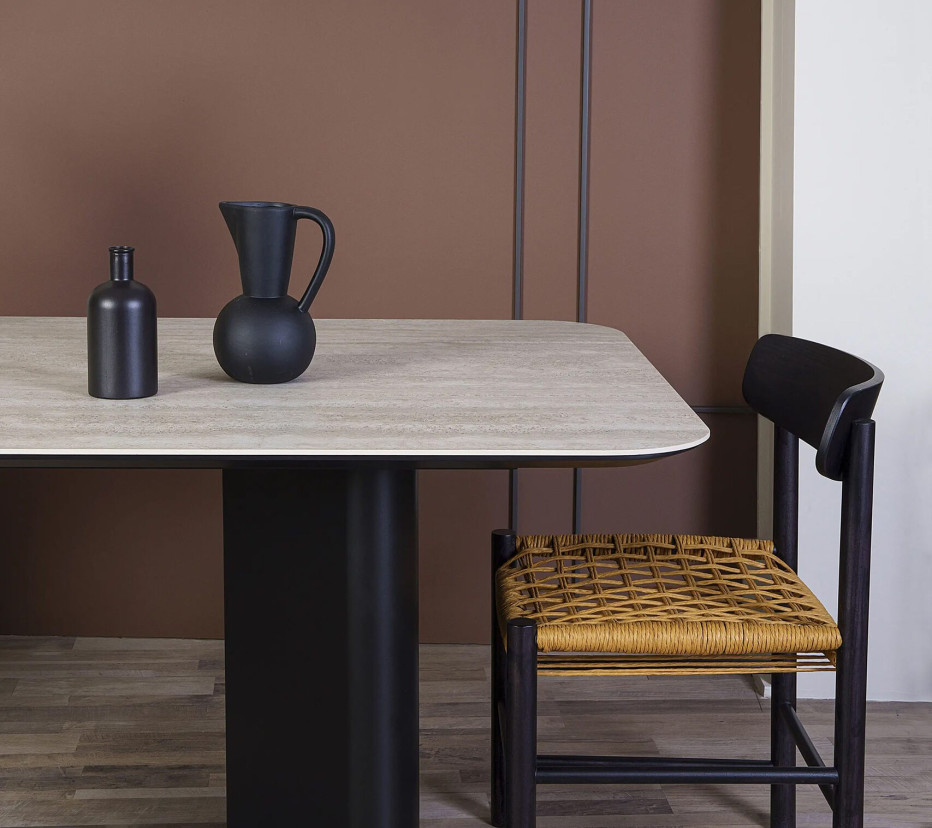 THE SMOOTH CERAMIC DINNER TABLE